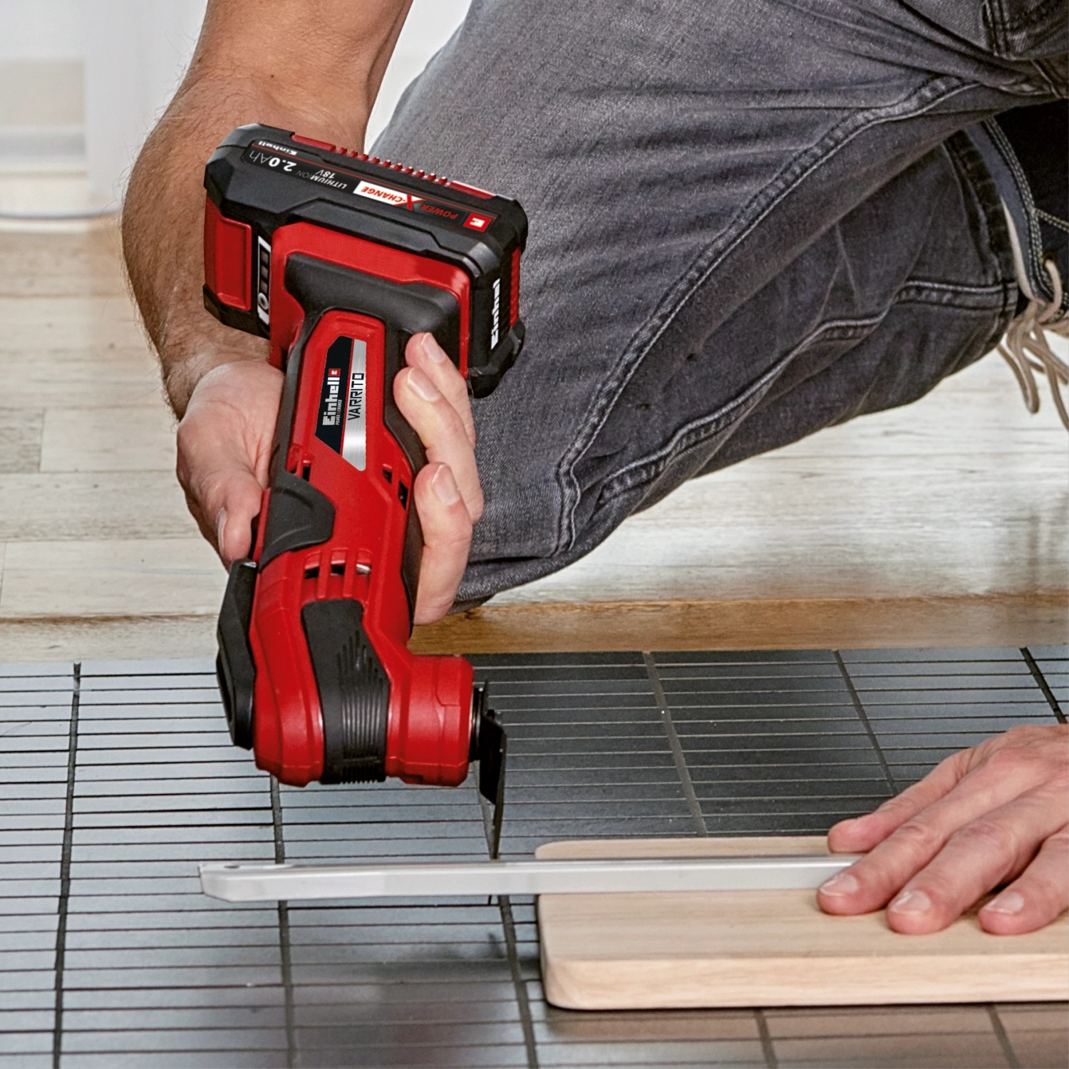 Einhell Multitool im Einsatz: Multifunktionswerkzeug mit Sägeblatt schneidet Holz, ideal für Renovierungsarbeiten.