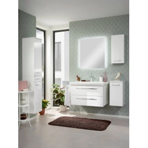 Badezimmer-Szene mit Fackelmann Bad-Hängeschrank Milano in Weiß, kombiniert mit Waschtisch und Spiegelschrank.