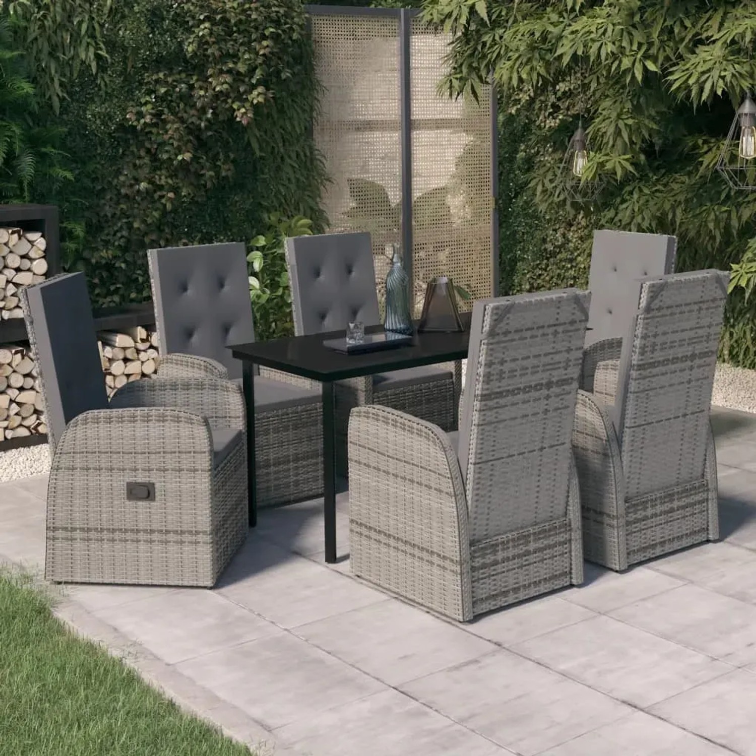 7-tlg. Garten-Essgruppe vidaXL grau mit Rattanstühlen, Tisch mit Glasplatte und grauen Kissen.