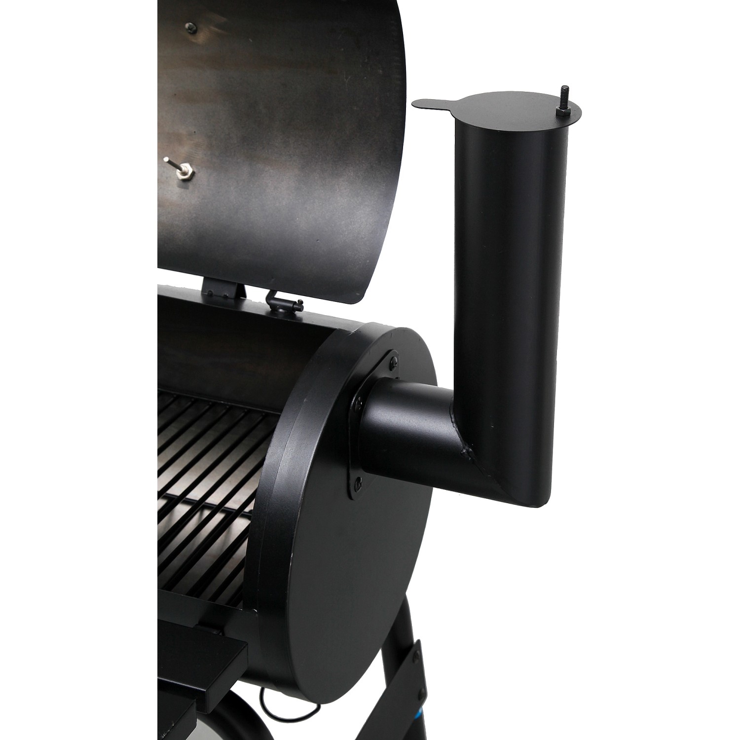 Detailaufnahme des schwarzen tepro Smoker Wichita Holzkohlegrills mit geöffnetem Deckel und Kamin.