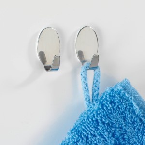 Wenko Zwerg-Haken 4er-Set, Edelstahl glänzend, mit blauem Handtuch.