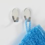 Wenko Zwerg-Haken 4er-Set, Edelstahl glänzend, mit blauem Handtuch.