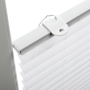 Detailaufnahme: Weißes Gardinia Plissee Solo mit Saugnäpfen am Fenster.