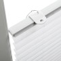 Detailaufnahme: Weißes Gardinia Plissee Solo mit Saugnäpfen am Fenster.