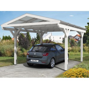 Weißer Skan Holz Carport Westerwald mit Auto. Einzelcarport mit Doppelstegplatten und geraden Kopfbändern.