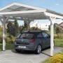 Weißer Skan Holz Carport Westerwald mit Auto. Einzelcarport mit Doppelstegplatten und geraden Kopfbändern.