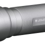 Solidline Pro 300 Taschenlampe, dimmbar, silbernes Aluminiumgehäuse.