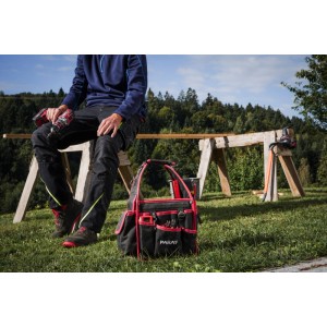 PARAT BASIC Tool Softbag S Werkzeugtasche mit Werkzeug und Handwerker im Einsatz.