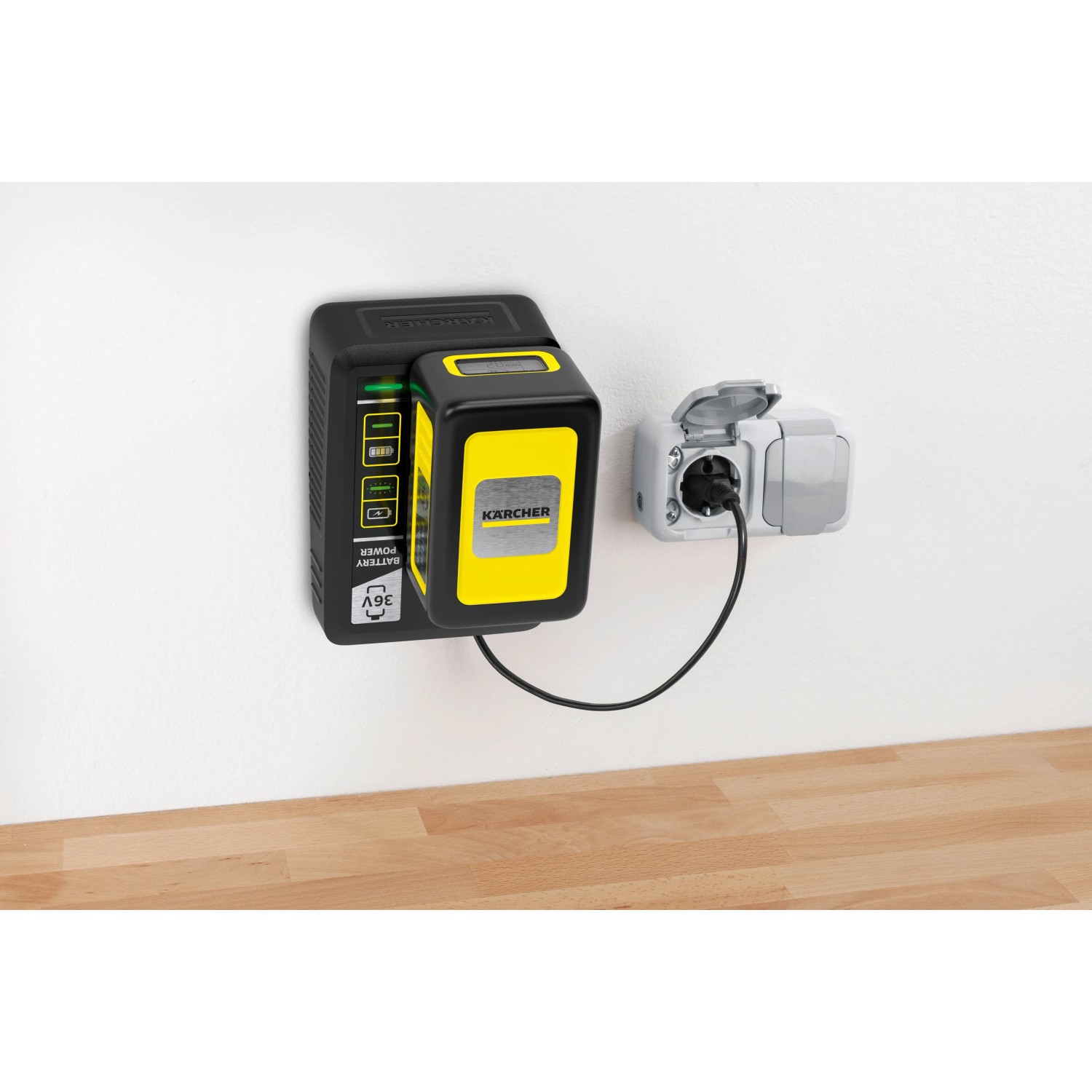 Kärcher Schnellladegerät Battery Power 36 V an der Wand montiert und mit Strom verbunden.