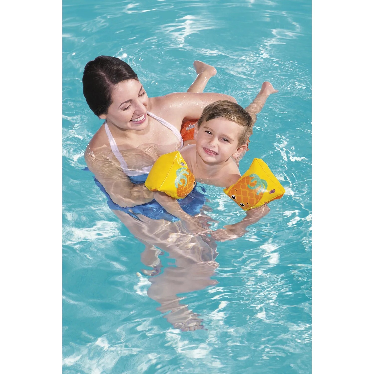Kind mit Bestway Früchte-Schwimmflügeln im Pool, gehalten von einer Frau. Gelbe Schwimmhilfe mit Früchte-Motiv.