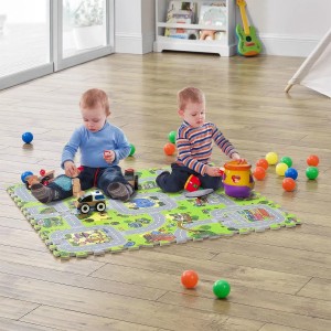 Zwei Kinder spielen auf der Juskys Puzzlematte Jascha mit Straßenmotiv und Spielzeug.