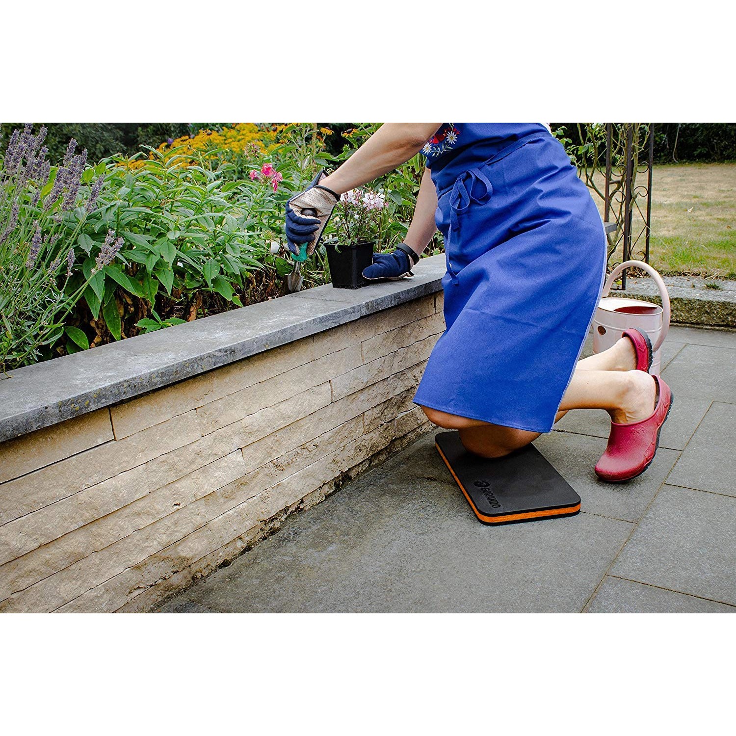 Gartenarbeit mit Gorando Premium Kniekissen: Knieschutz und Komfort beim Pflanzen.