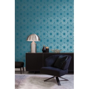 Petrolblaue Tapete mit grafischem Muster von Origin Wallcoverings im Wohnraum.