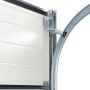 Detailansicht: Reinweißes IsoMatic Garagentor mit Antrieb, Sektionaltor mit Federn und Führungsschiene.