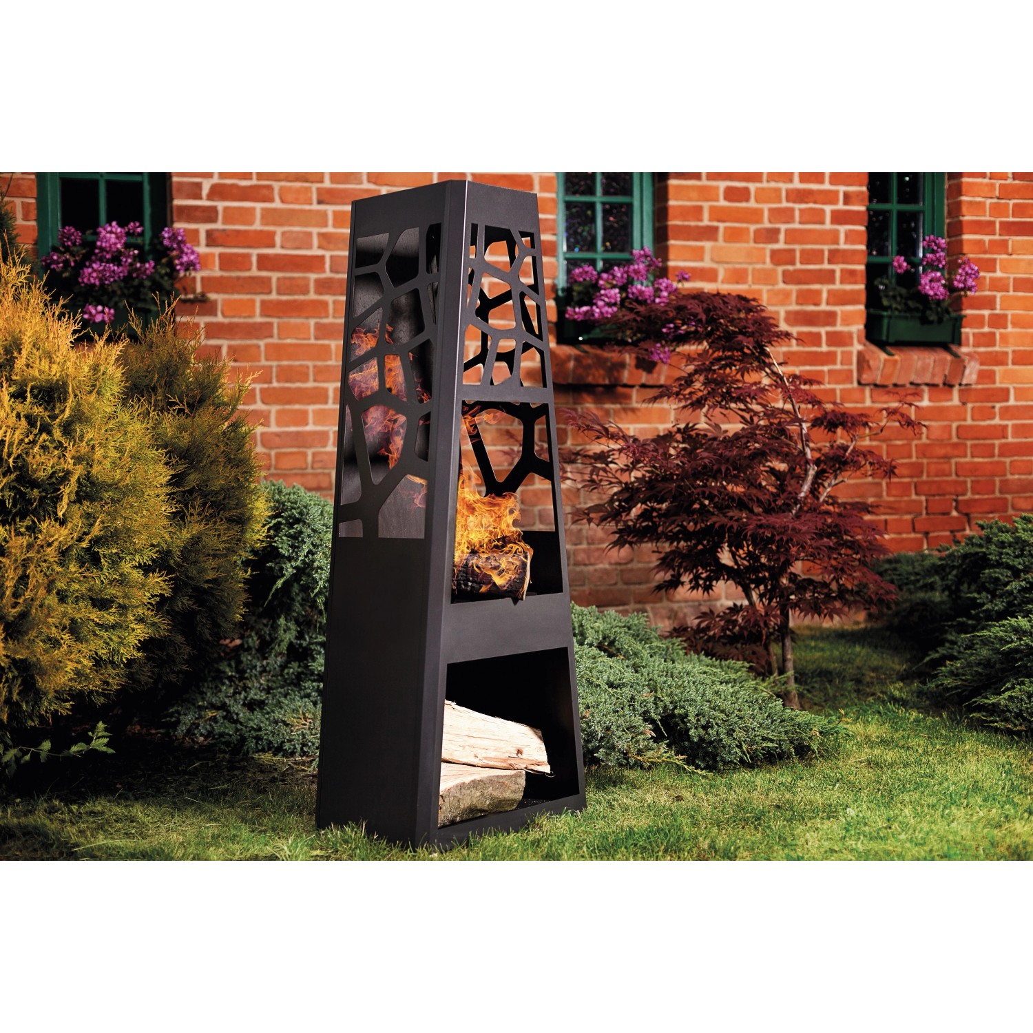 Schwarzer Dobar Metall Gartenkamin mit Holz und Stauraum im Garten.