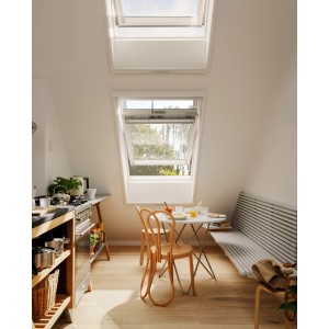 VELUX INTEGRA Elektro Dachfenster in Küche mit geöffnetem Fenster für Tageslicht und frische Luft.