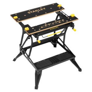Schwarze, klappbare STANLEY Workmate Deluxe Werkbank mit robustem Stahlrahmen, Bambus-Arbeitsplatte und gelben Klemmen.