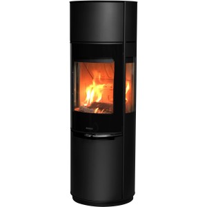 Schwarzer Aduro 9.7 Kaminofen aus Stahl mit Automatik und brennendem Holz im Feuerraum.