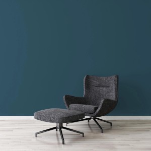 Petrolblaue Vliestapete von Bricoflor hinter Sessel und Hocker.