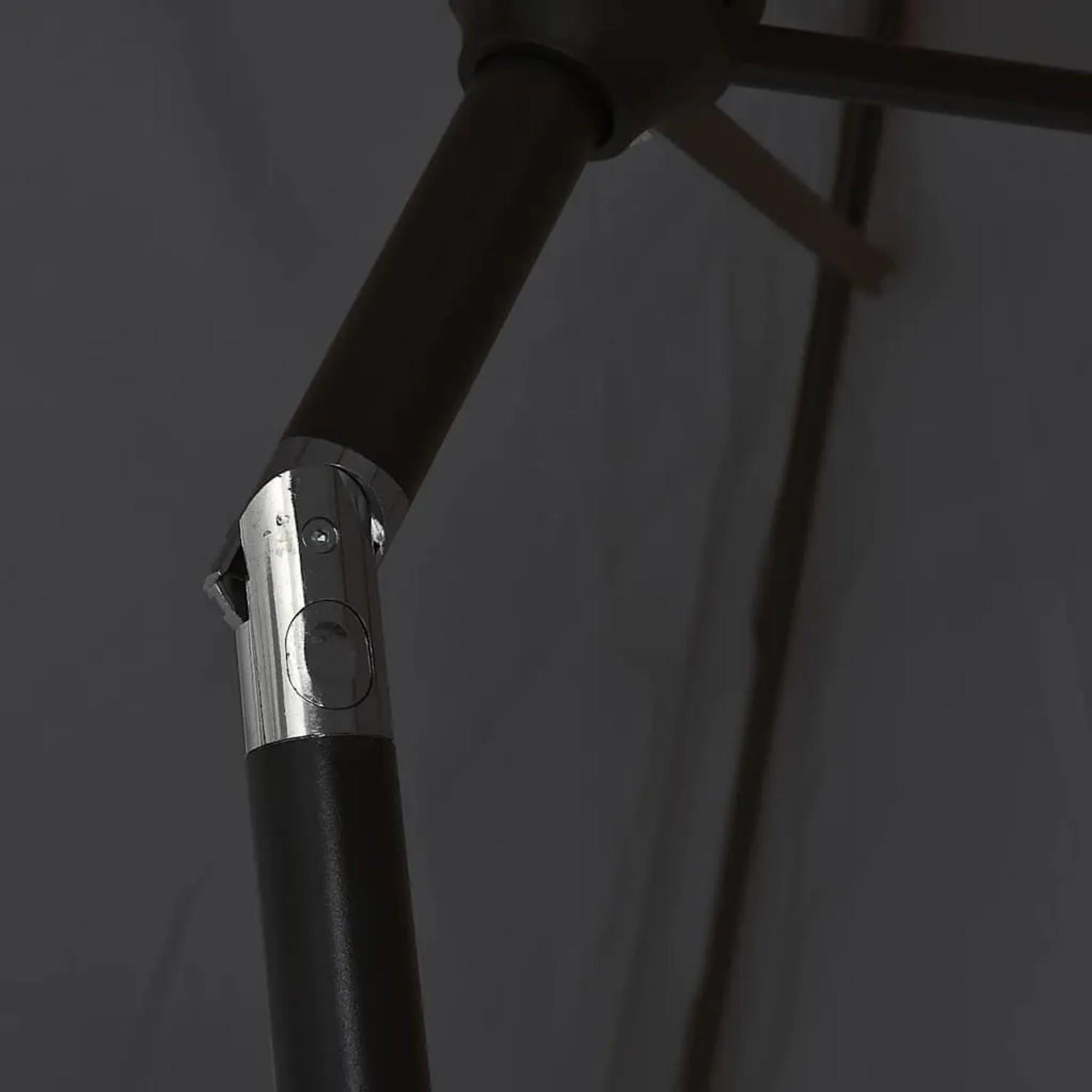 Detailaufnahme vom Metall-Mast des schwarzen vidaXL Sonnenschirms, 300x200 cm.