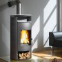 Grauer Wamsler Atlas Kaminofen (8 kW) mit Holzscheiten im Lagerfach. Zeitbrandofen für gemütliche Wärme.