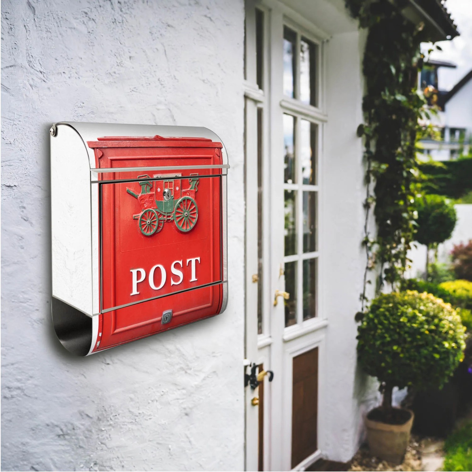Roter Banjado Briefkasten Edelstahl mit Nostalgie Motiv und Zeitungsfach an weißer Hauswand.