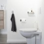 Tiger Doppelhaken Colar, gebürsteter Edelstahl, im Badezimmer mit Handtuch.