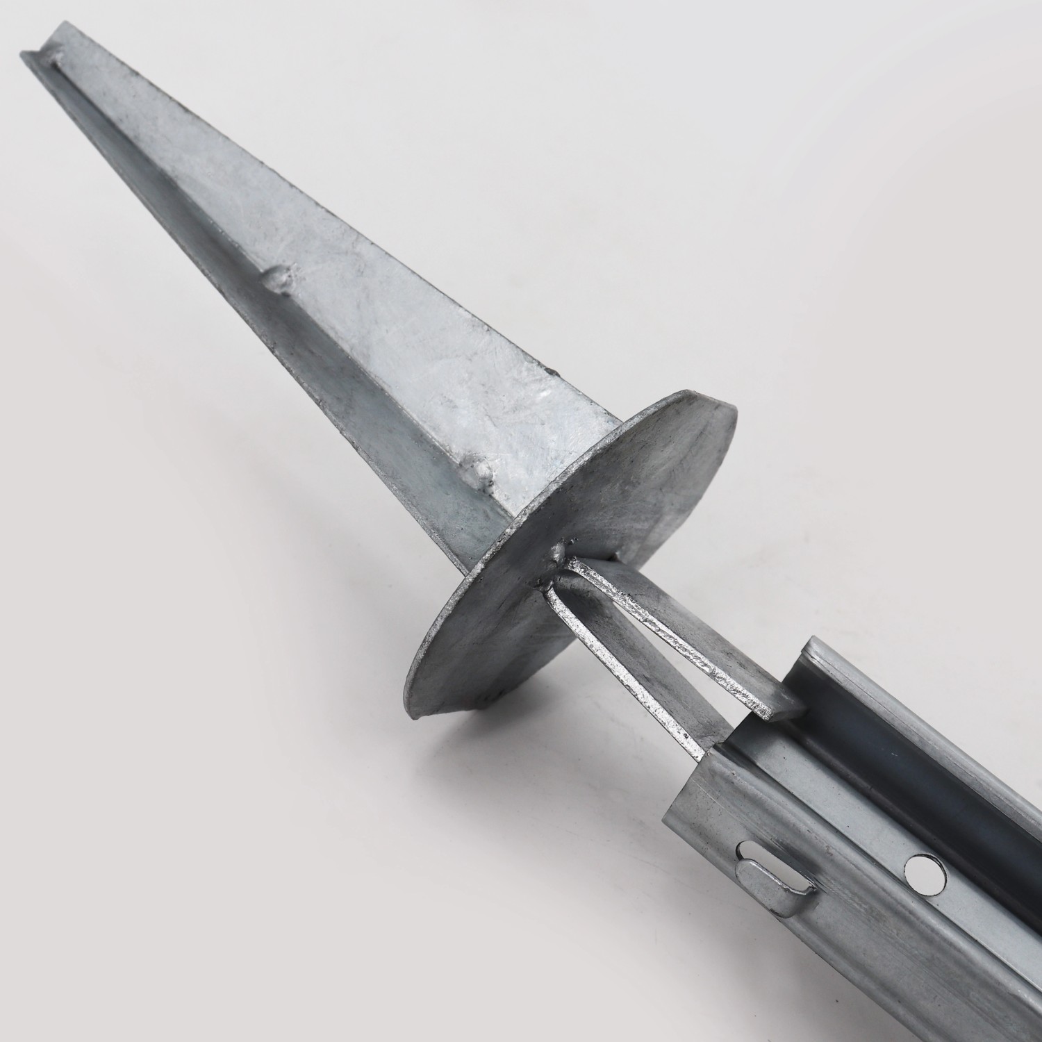 Aquagart Längsstrebenset für Z-Profil Pfosten, Detailaufnahme von Erdteller und Pfostenaufnahme.