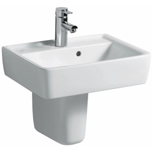 Weisse Geberit Renova Plan Halbsäule unter einem Handwaschbecken mit Armatur.