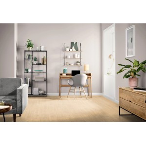 Heller Wohnraum mit Egger Laminat 7 mm Eiche Berdal Hell Boden.