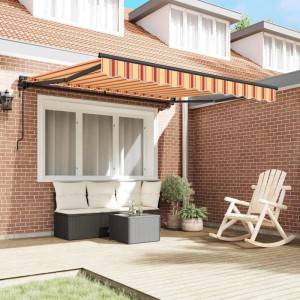 Mehrfarbige vidaXL Einziehmarkise 300x250 cm am Haus montiert, spendet Schatten auf Terrasse.