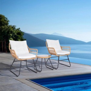 Svita Amalfi Rattan Balkonset: 2 Stühle mit weißen Kissen und runder Tisch am Pool mit Seeblick. Gartenmöbel Natur.