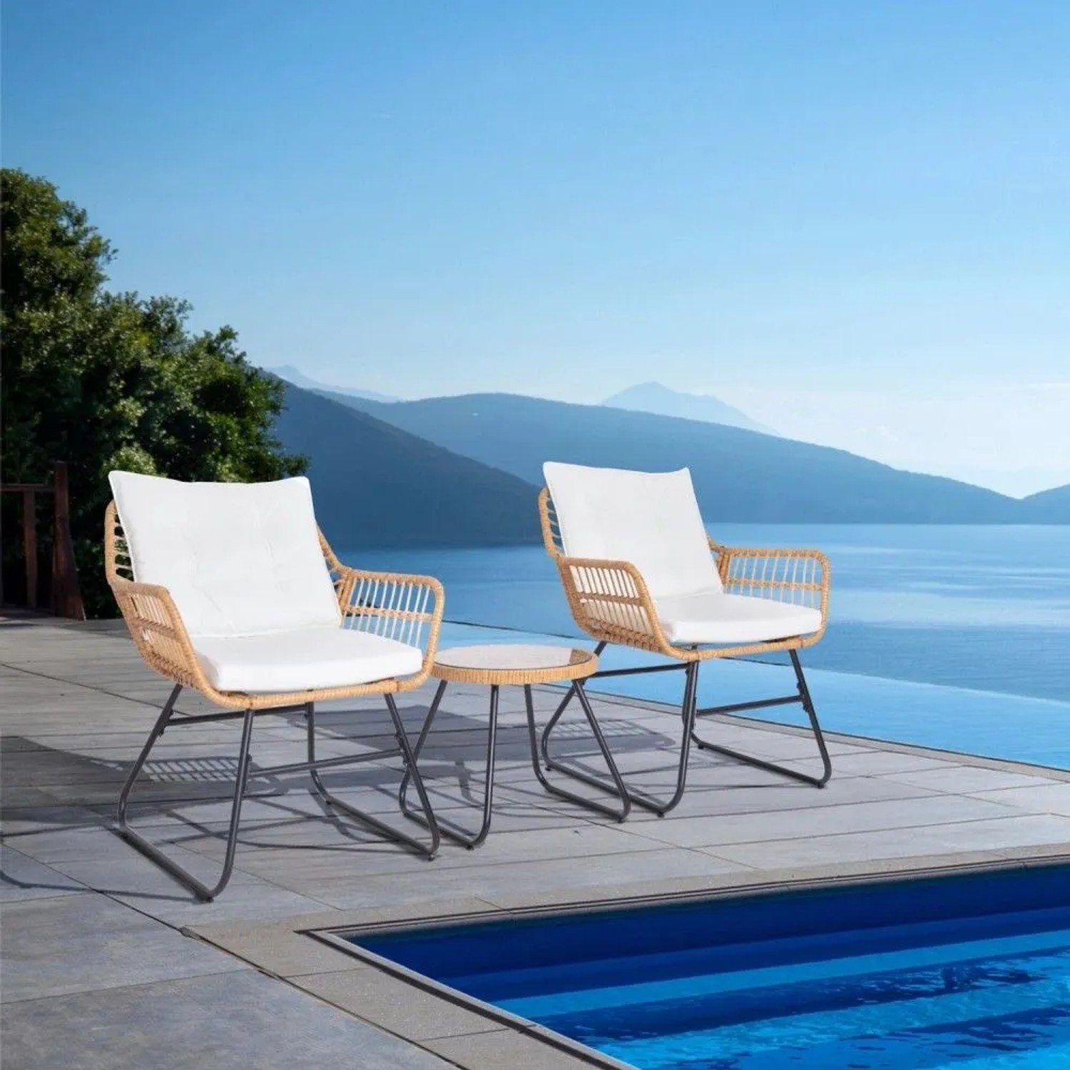 Svita Amalfi Rattan Balkonset: 2 Stühle mit weißen Kissen und runder Tisch am Pool mit Seeblick. Gartenmöbel Natur.