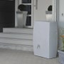Arves Regentonne Noblesse 275 l Granit vor Hauswand mit Fallrohr und Auslaufhahn.
