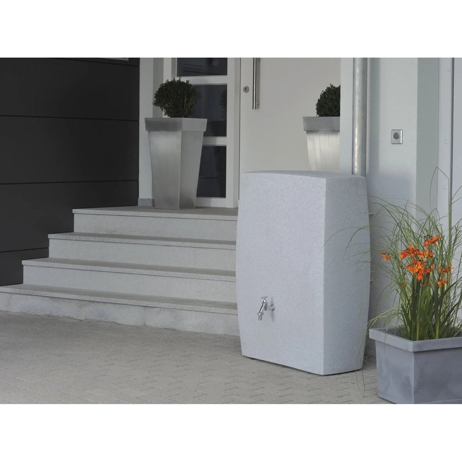 Arves Regentonne Noblesse 275 l Granit vor Hauswand mit Fallrohr und Auslaufhahn.