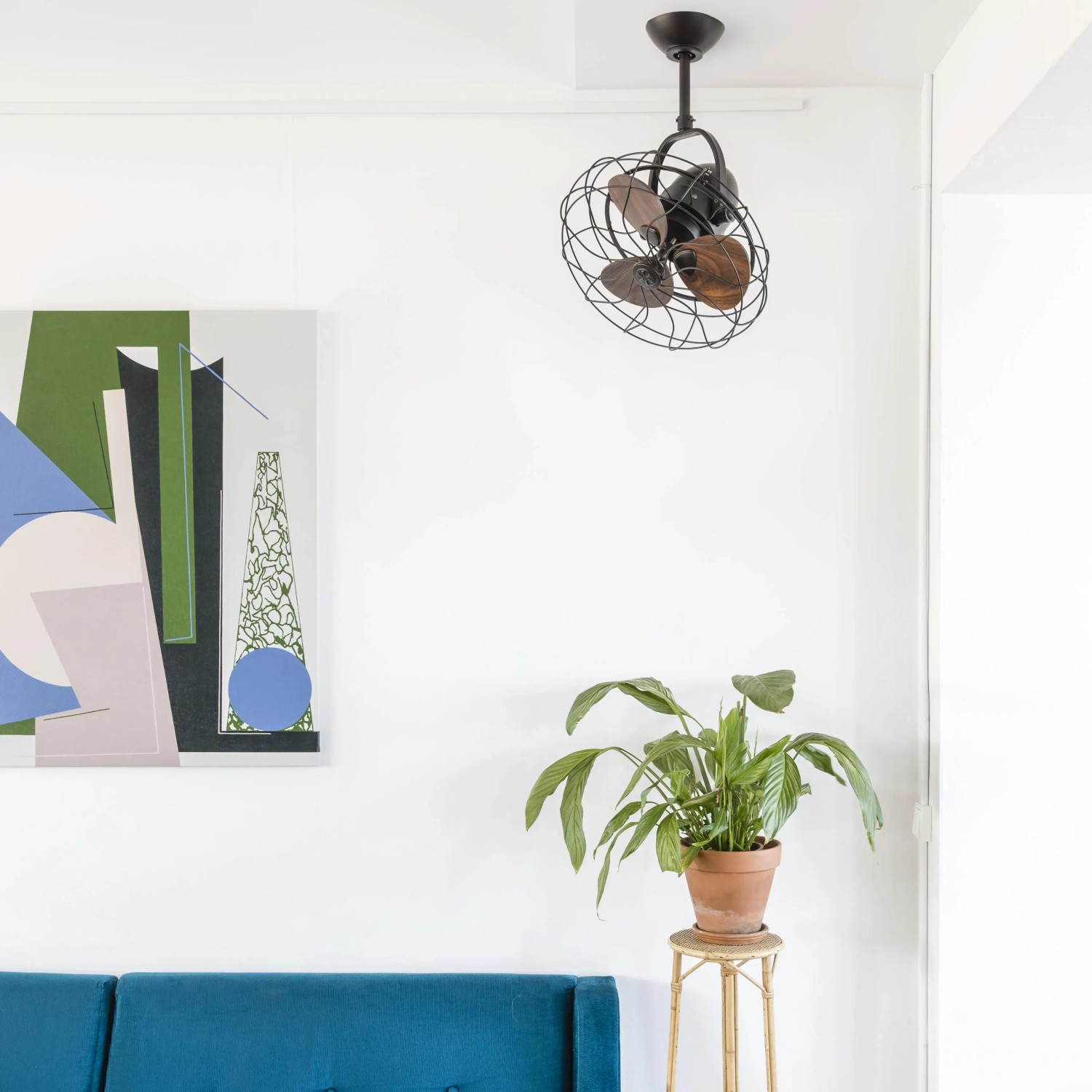 Brauner FARO Deckenventilator Keiki mit dunklen Holzflügeln und Gitter, inklusive Wandschalter.