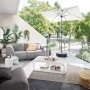 Doppler Marktschirm Active, 210x140 cm, Natur, mit Knickfunktion auf einer Terrasse.