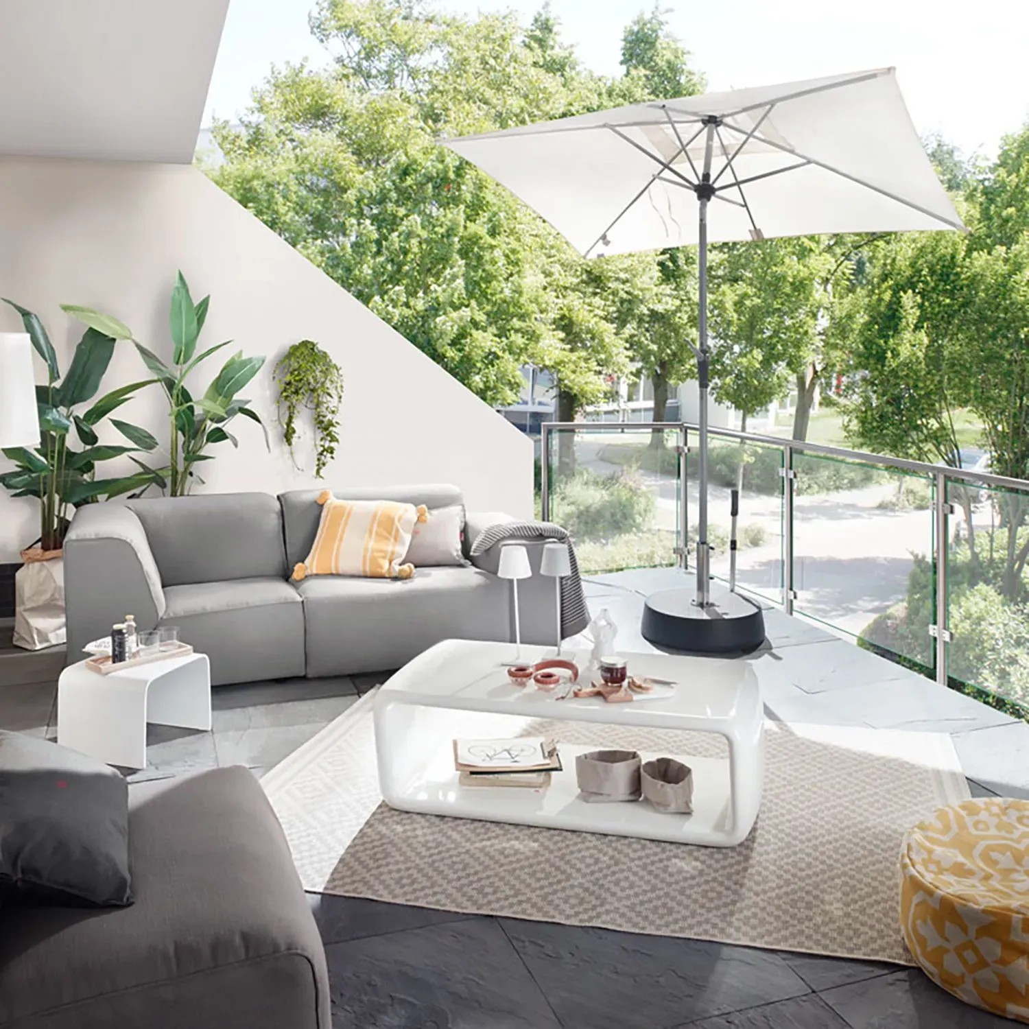 Doppler Marktschirm Active, 210x140 cm, Natur, mit Knickfunktion auf einer Terrasse.