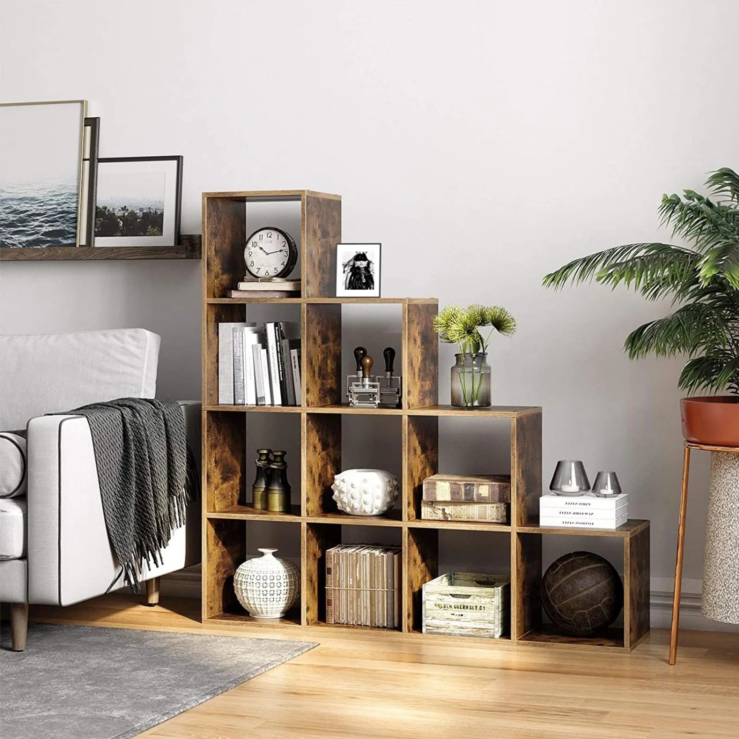 Braunes Vasagle Bücherregal mit 10 Fächern als Raumteiler im Wohnzimmer.