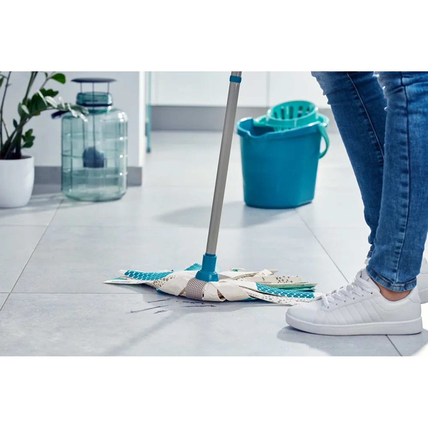 Leifheit Ersatzkopf Power Mop 3 in 1 im Einsatz auf Fliesenboden.