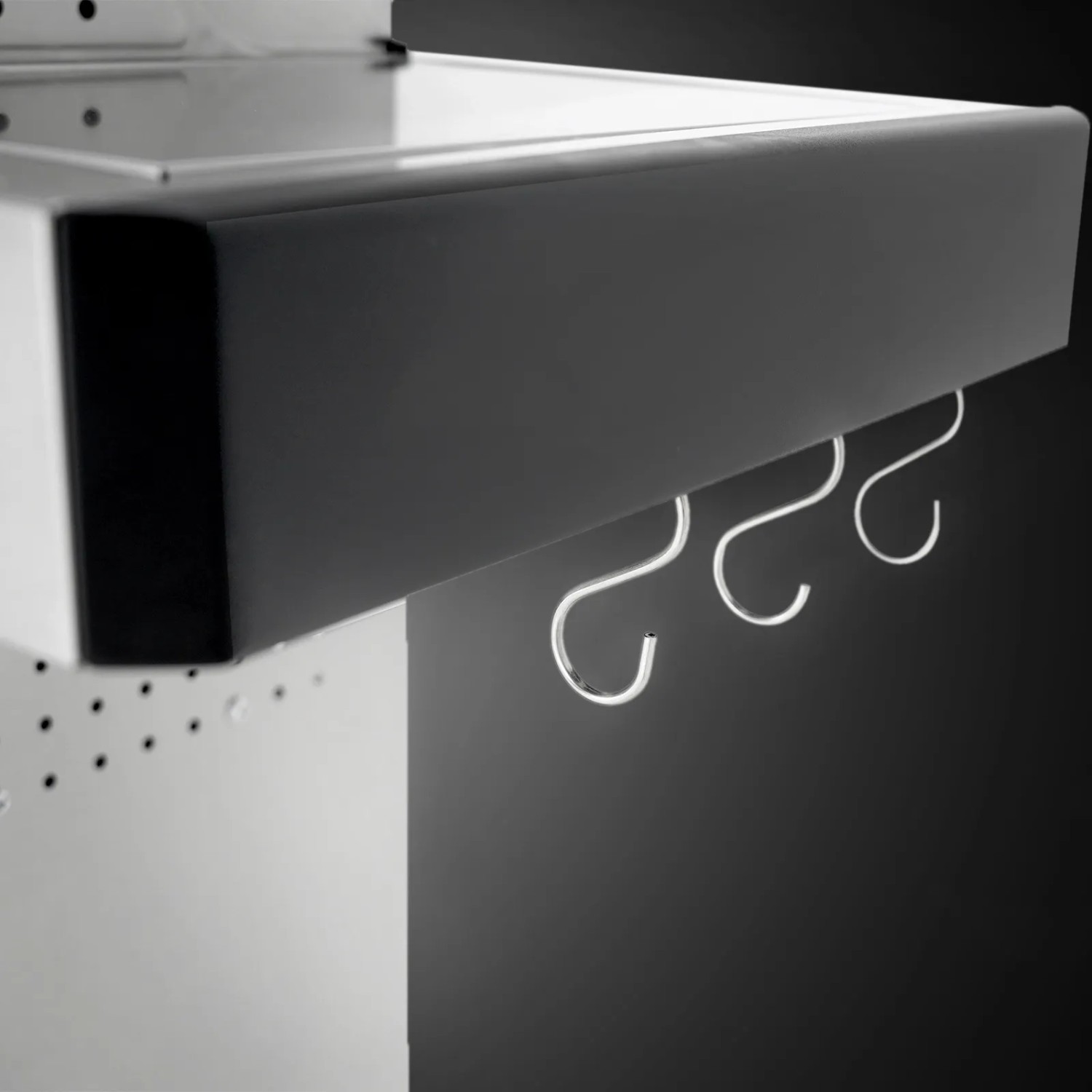 Detailaufnahme: Hakenleiste am Taino Platinum Yamara 4+2 Gasgrill aus Edelstahl.