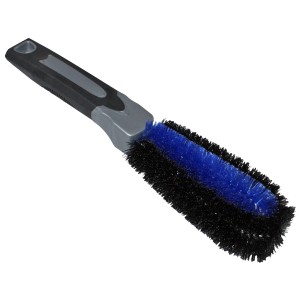 APA Felgenbürste mit gummiertem Griff und blau-schwarzen Borsten für die Autopflege.
