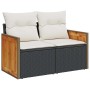 Schwarze 2-Sitzer Garten-Sofagarnitur aus Rattan mit Akazienholz und weißen Kissen.