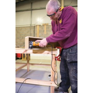 Handwerker beim Arbeiten mit dem Triton Multifunktionswerkzeug TMUTL 300 W an einem Holzstück.