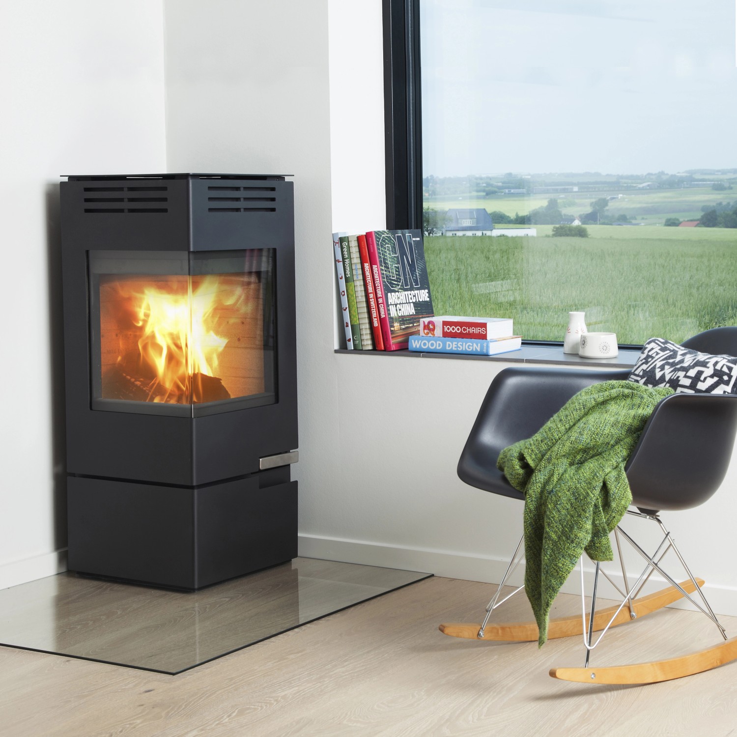 Aduro Kaminofen 12, schwarzer Stahl, 6 kW, mit brennendem Feuer im Wohnraum.