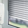Schellenberg RolloDrive 55 Rollladenantrieb am Fenster, motorisierter Gurtwickler.