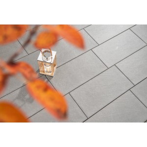 Diephaus Terrassenplatte Sassari, mittelgrau, 80x40 cm, in Schieferoptik mit Laterne.