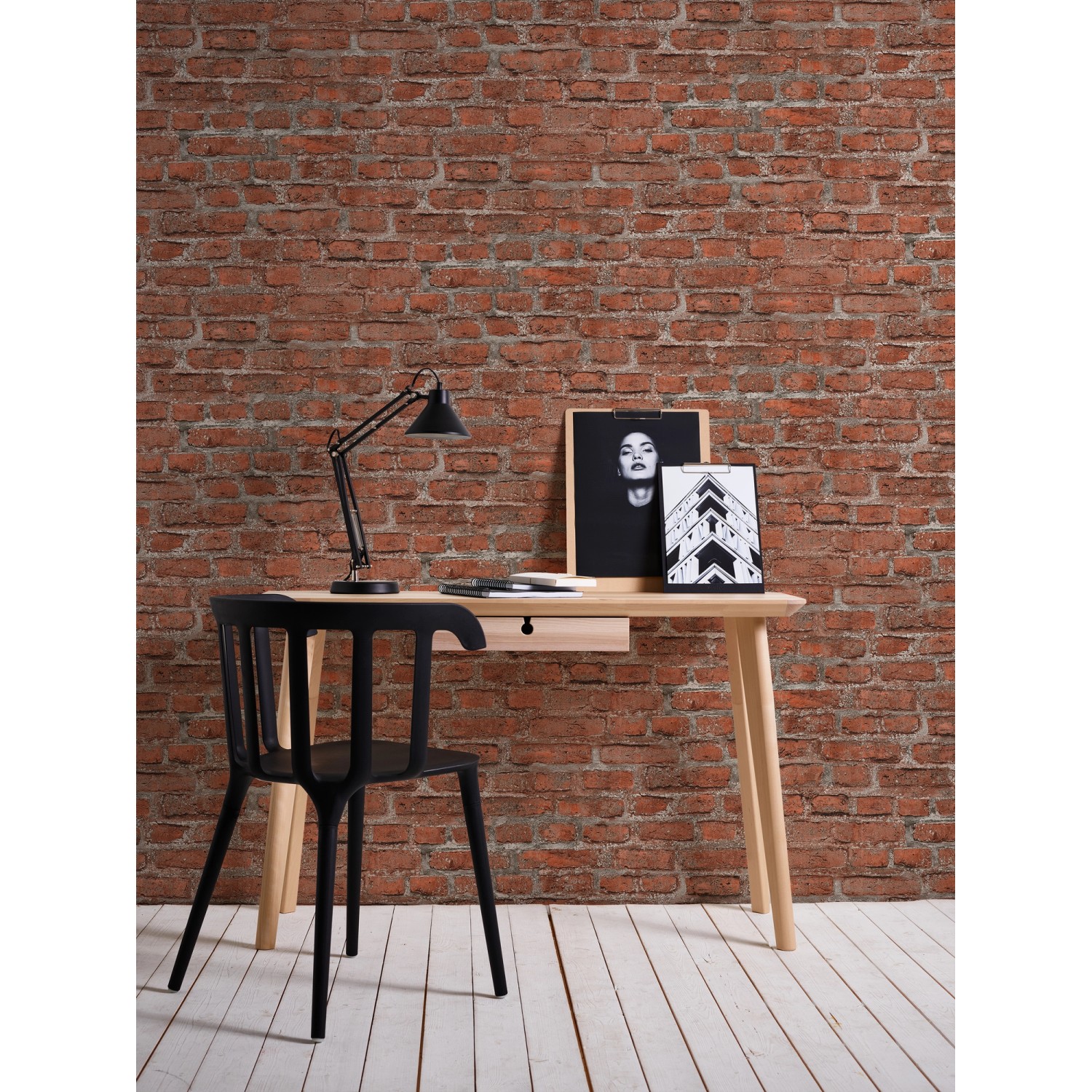 AS-Creation Vliestapete Bude 2.0 in Steinoptik, rot-grau, an einer Wand hinter einem Schreibtisch.