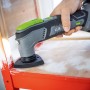 LUX Akku-Multi-Tool A-MFW-20 Solo beim Schleifen eines Holzstuhls. Vielseitiges Multitool für Heimwerker.