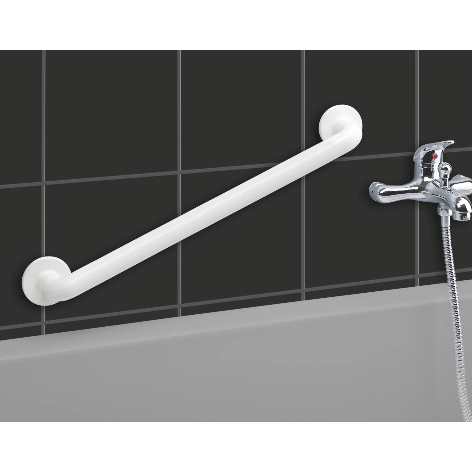 Weißer Wenko Wandhaltegriff Secura (64,5 cm) im Badezimmer montiert.